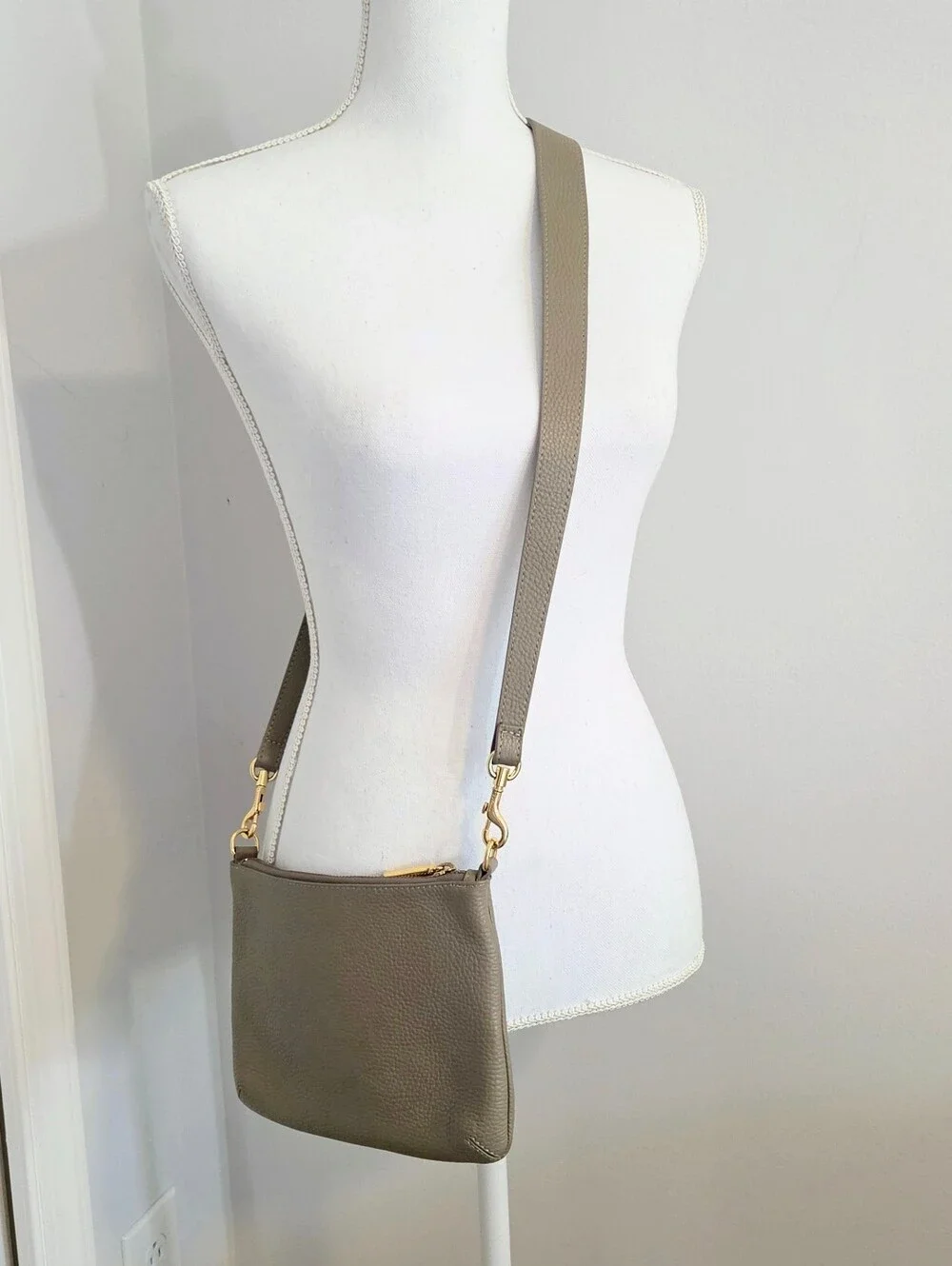 Cuyana Pebbled Leather Curved Crossbody Bag In Stone Beige - Picture 2 of 15